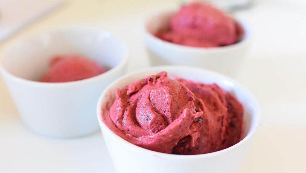 Helado de frutos rojos con fresas frambuesas