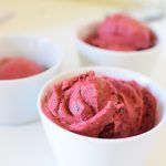 Helado de frutos rojos con fresas frambuesas