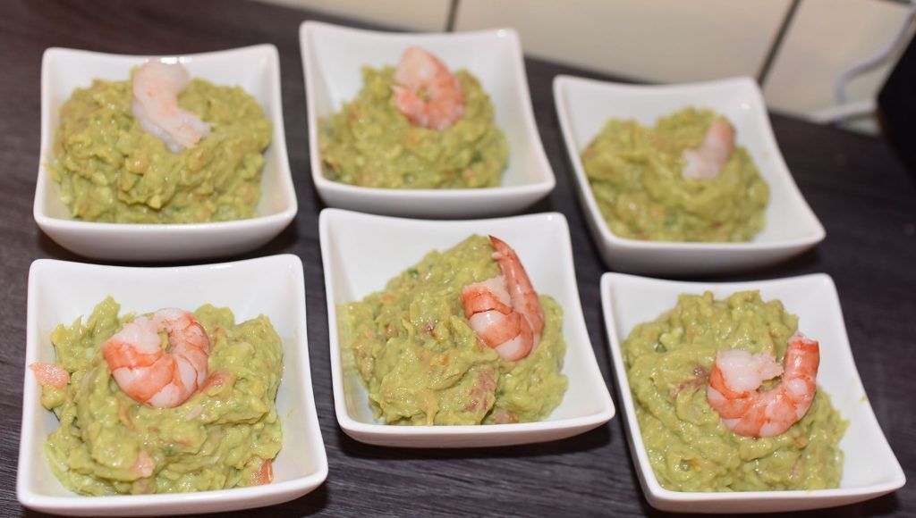 Guacamole de aguacate con tomate y gambas o langostinos