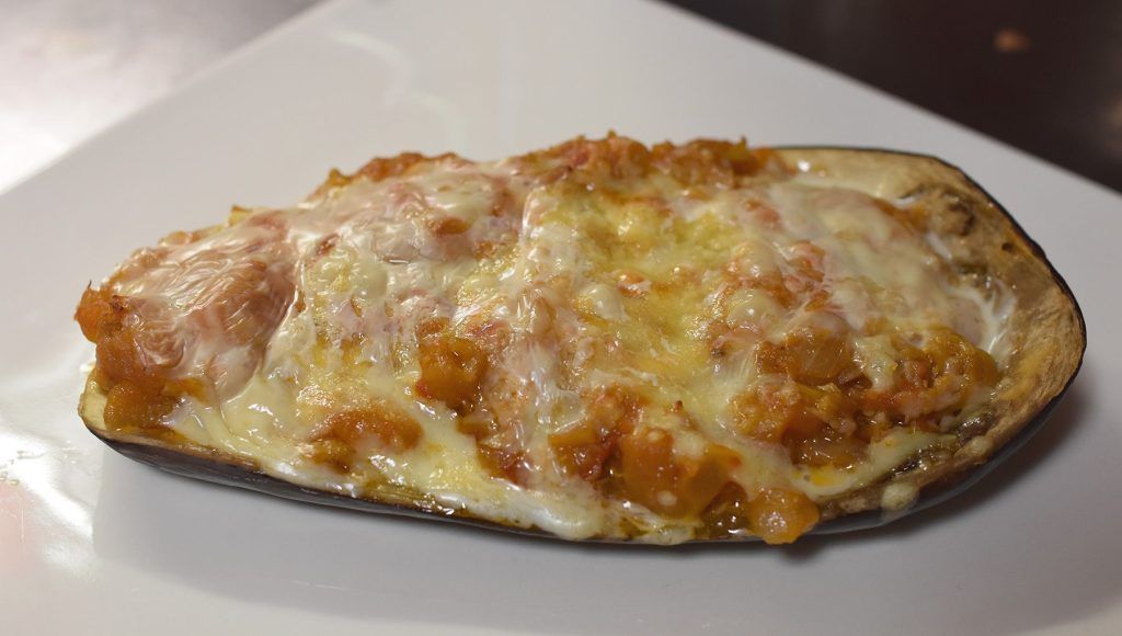 Berenjena con atún y tomate