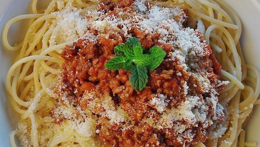 Espagetis o pasta con salsa casera de carbonara