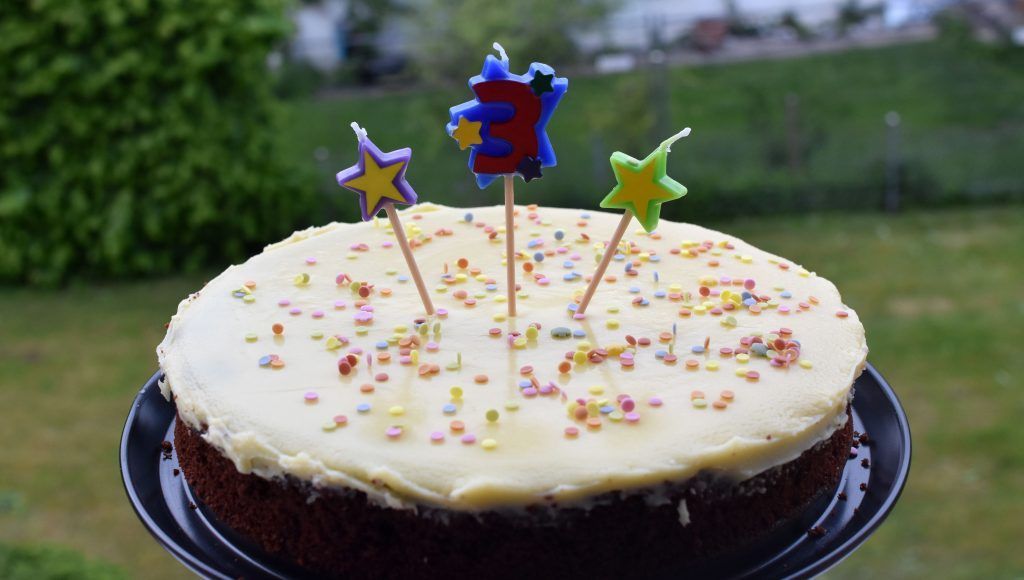 Bizcocho o pastel de chocolate negro y blanco para niños