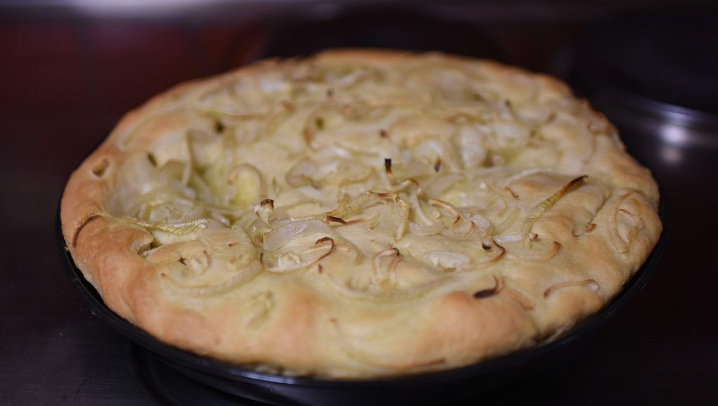 Focaccia o pasta de pan con cebolla