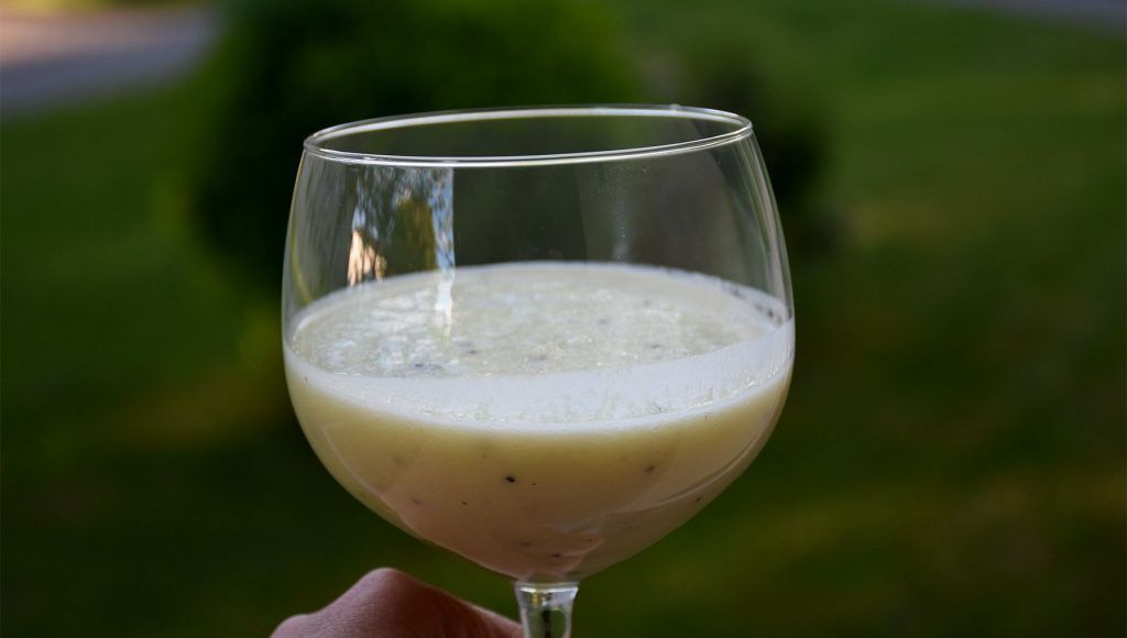 Bebida de batido de piña, kiwi y plátano