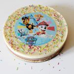 Tarta de tres chocolates para cumpleaños decorada con Paw Patrol