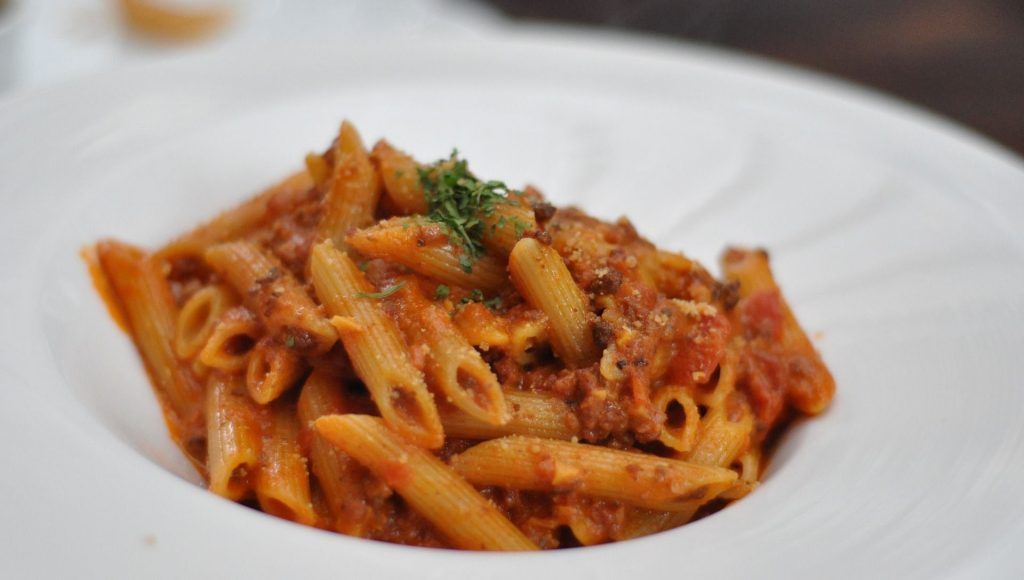 Pasta con salsa de tomate casero y atún