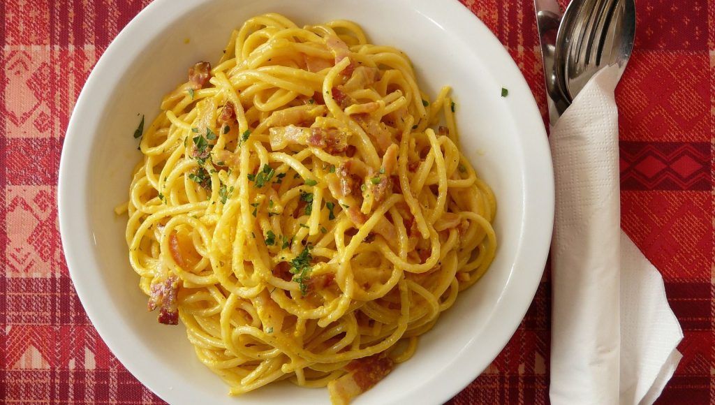 Pasta con salsa carbonara sin nata