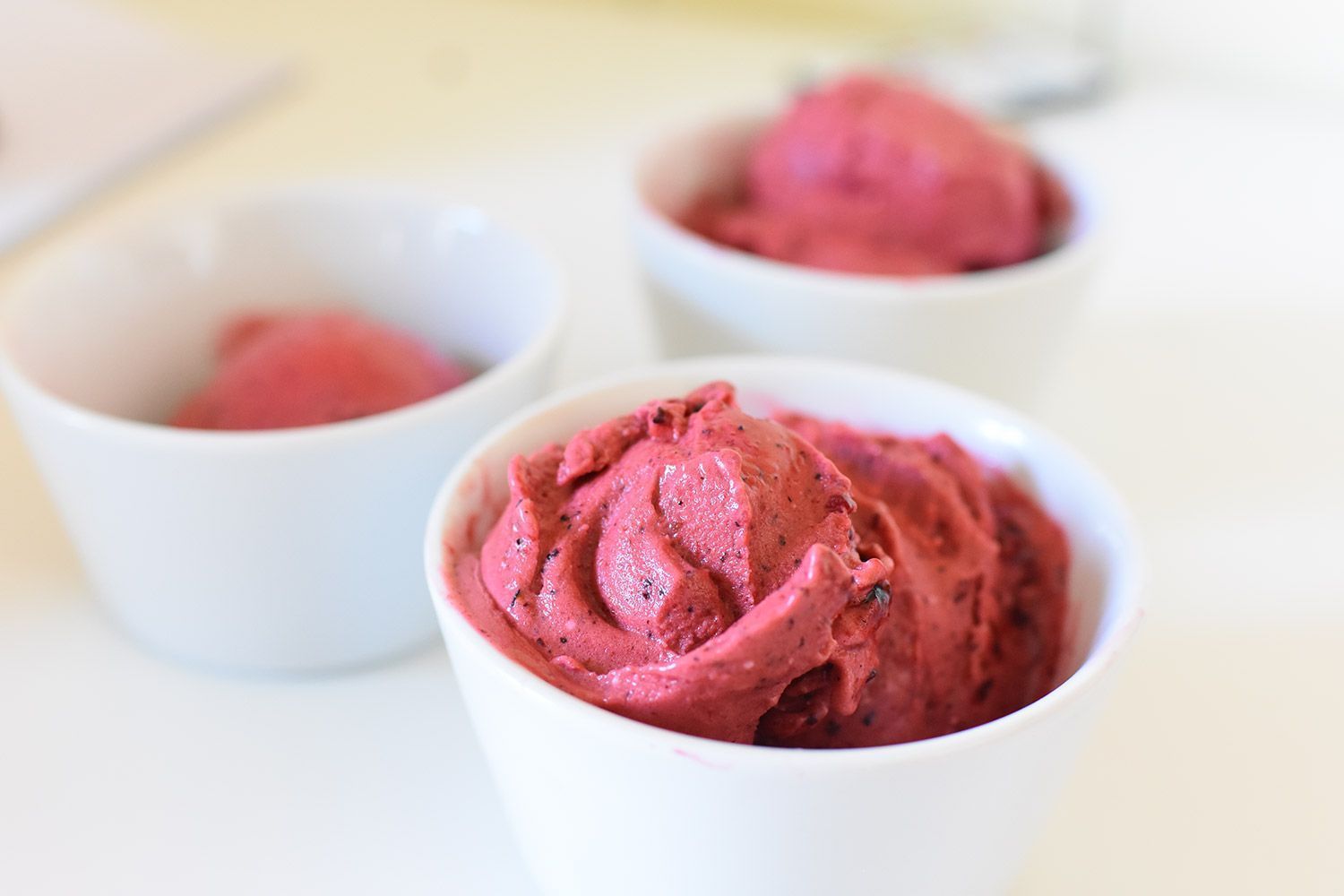 Helado de frutos rojos con fresas frambuesas