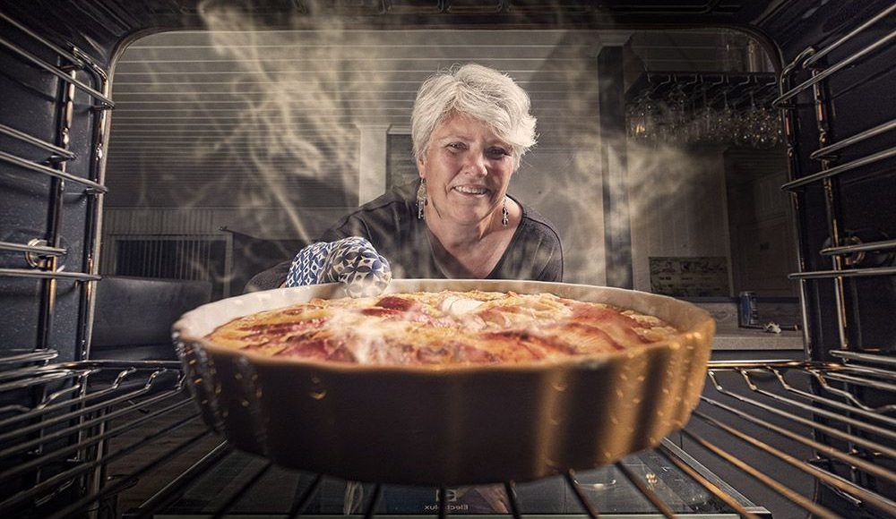 Foto de perfil de mujer cocinando al horno una quiche