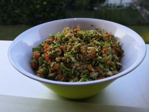 Ensalada rápida de brócoli, zanahoria, hinojo y manzana