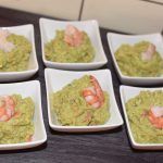 Guacamole de aguacate con tomate y gambas o langostinos