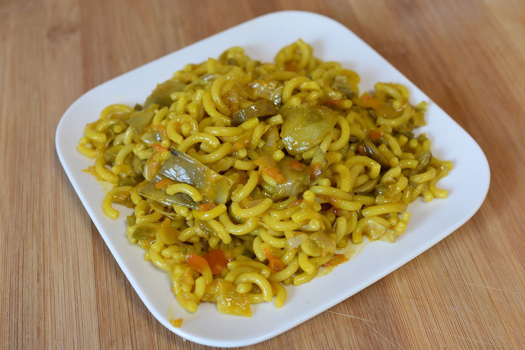 Fideuá de alcachofas y verduras