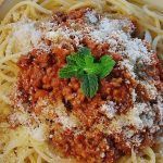Espagetis o pasta con salsa casera de carbonara