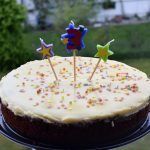 Bizcocho o pastel de chocolate negro y blanco para niños