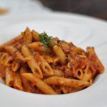 Pasta con salsa de tomate casero y atún