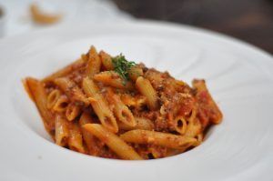 Salsa casera de tomate y atún para pasta