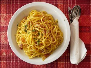 Pasta con salsa carbonara