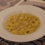 Sopa de pasta hecha con caldo de pollo