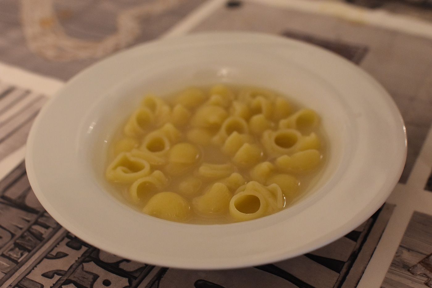 Sopa de pasta hecha con caldo de pollo